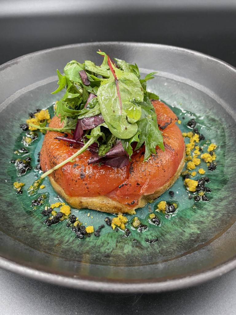 Tarte tatin de tomates caramélisée,mesclun japonais et vieux balsamique